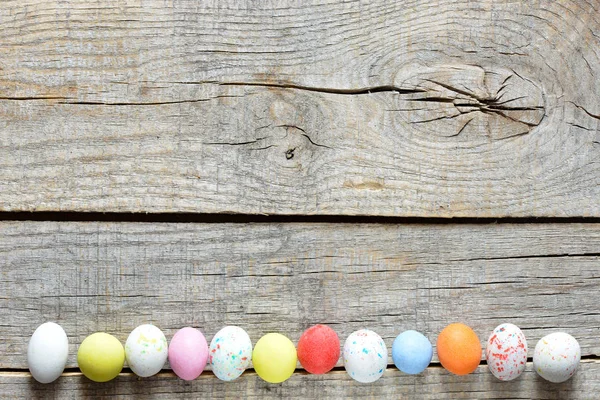 Velikonoční vajíčka na dřevěném pozadí — Stock fotografie
