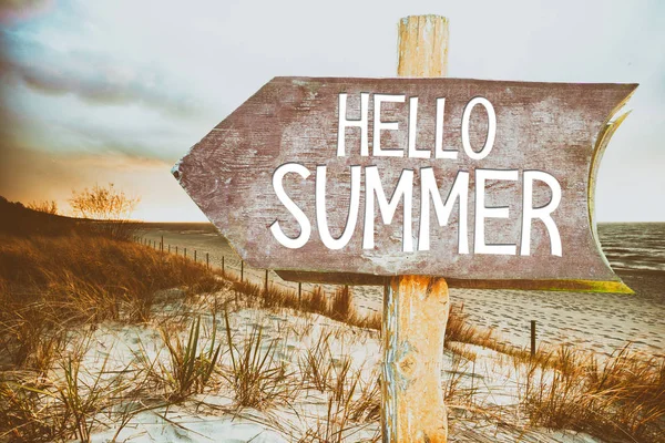 Γεια σας καλοκαίρι στην ξύλινη πινακίδα — Φωτογραφία Αρχείου
