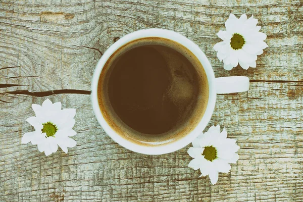 Filiżanka kawy z białych kwiatów — Zdjęcie stockowe