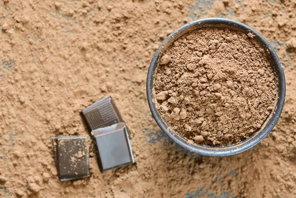 Tazón de metal y cacao dulce en polvo — Foto de Stock