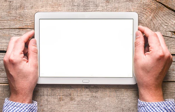 Manos sosteniendo la pantalla en blanco tableta — Foto de Stock