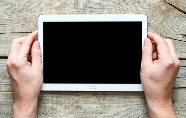 Mãos segurando tela em branco tablet — Fotografia de Stock