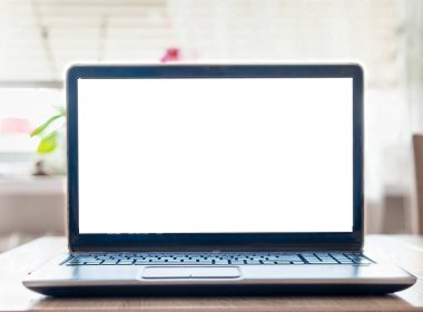 Boş beyaz ekran ile açılan dizüstü bilgisayar