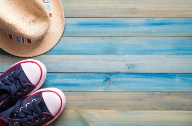 ahşap zemin üzerinde spor ayakkabı