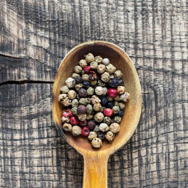 Tahta kaşık ile çeşitli biber baharat 