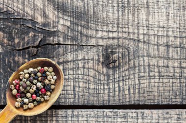 Tahta kaşık ile çeşitli biber baharat 