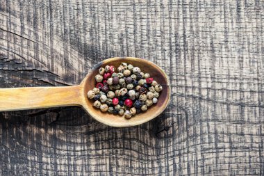 Tahta kaşık ile çeşitli biber baharat 