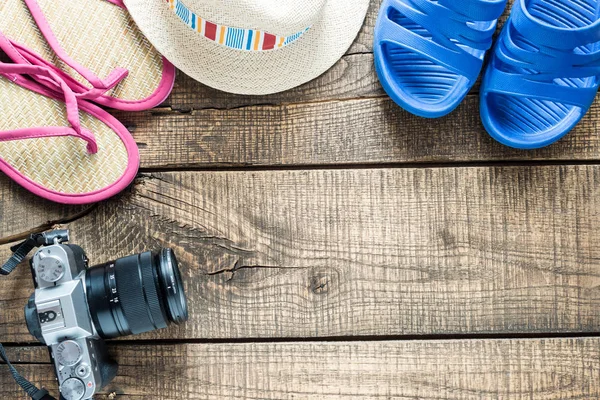 Flip flops, hoed en camera — Stockfoto
