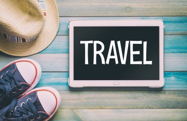 ahşap zemin üzerinde spor ayakkabı