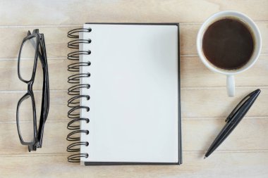 Masa üzerinde boş açılan not defteri 