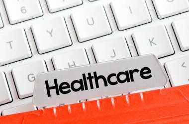 Beyaz klavye üzerinde dizin kartı  