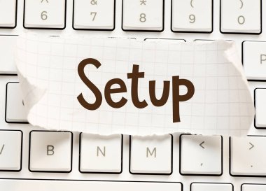 Kağıt Kur kavramı ile klavye.