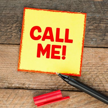 tablo üzerinde yazıt ile sarı kağıt levha