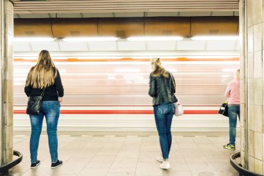 yolcular metro istasyonu platformu 