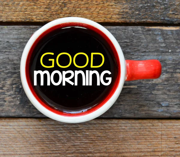 kahve fincanı ahşap masa üzerinde yazıt ile 