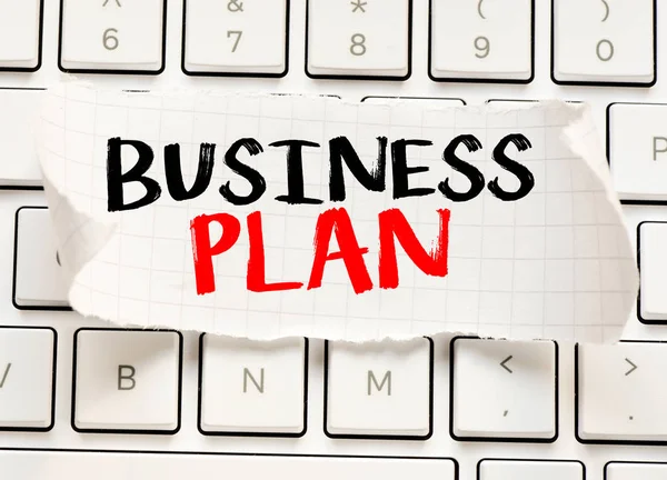 Beyaz klavye sayfasında kağıt  