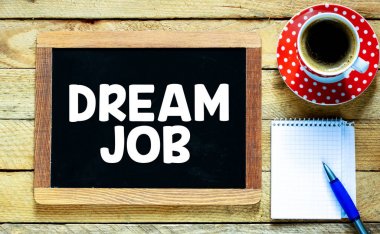  ahşap tahta ve defter ile kahve fincanı