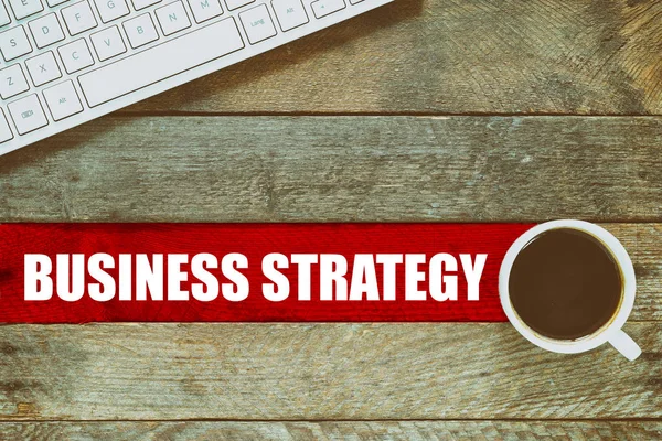Beschriftung Geschäftsstrategie mit weißer Tastatur — Stockfoto