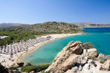 plaj ile çevrili kayalık deniz kenarında şezlong 