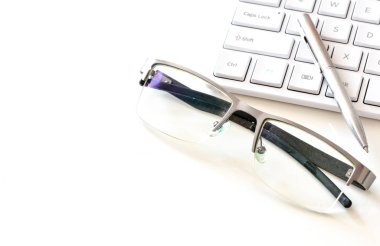 klavye ve gözlük ve kalem 