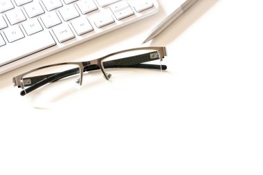 klavye ve gözlük ve kalem 