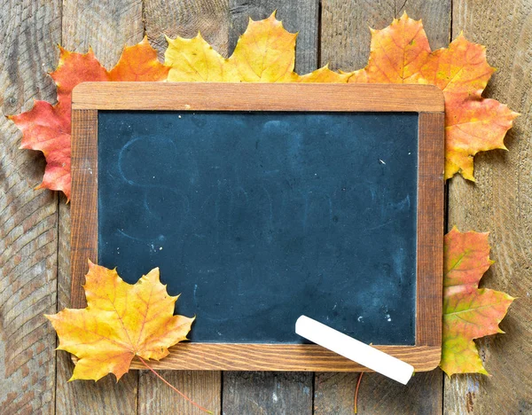 Herbstblätter Auf Holzgrund Und Tafel — Stockfoto
