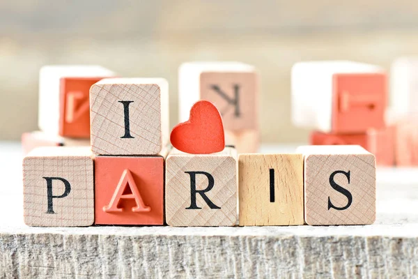 Paříž, slovo miluji Paříž dřevěných písmen na dřevěné pozadí — Stock fotografie
