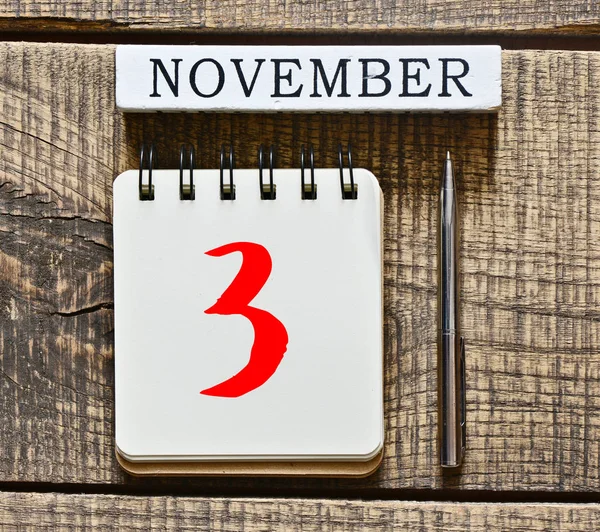 Kalendarz z listopada i pióra — Zdjęcie stockowe