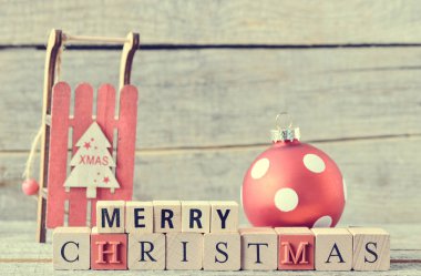 Ahşap arka planda noel süslemesi  