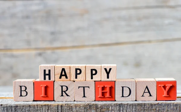 Feliz cumpleaños hecho de letras de madera —  Fotos de Stock