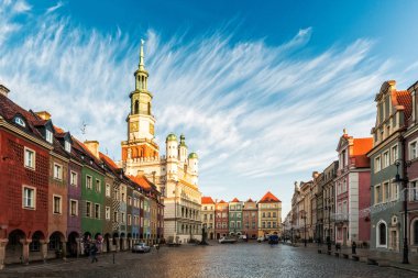 Poznan, Polonya Merkezi pazar meydanında renkli Rönesans cepheler