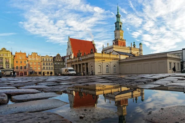 Színes reneszánsz homlokzat a központi market square, Poznan, Lengyelország — Stock Fotó