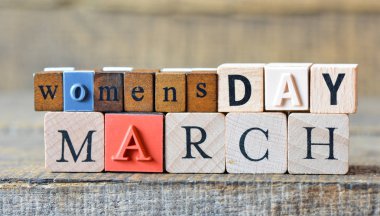 Bayan gün 8 Mart ahşap küpleri