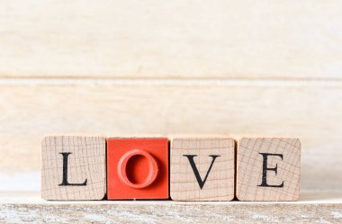 Tahta küplerde kelime aşkı.