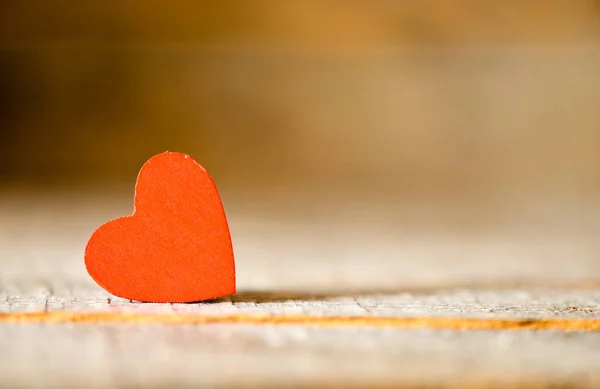 Corazón rojo de madera en la mesa — Foto de Stock