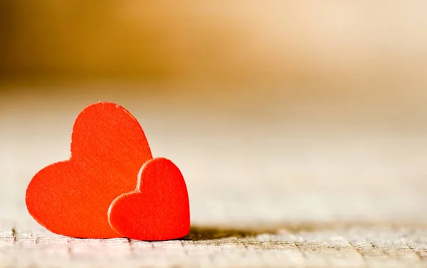 Corazones rojos sobre fondo de madera — Foto de Stock