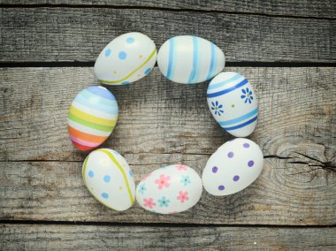 Paskalya yumurtaları rustik ahşap zemin üzerine dekore edilmiştir