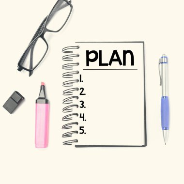 Kalem ve ahşap masanın üstünde not etmek