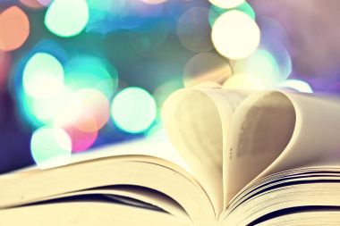 Kadar yakın bir kitap sayfasından kalp 