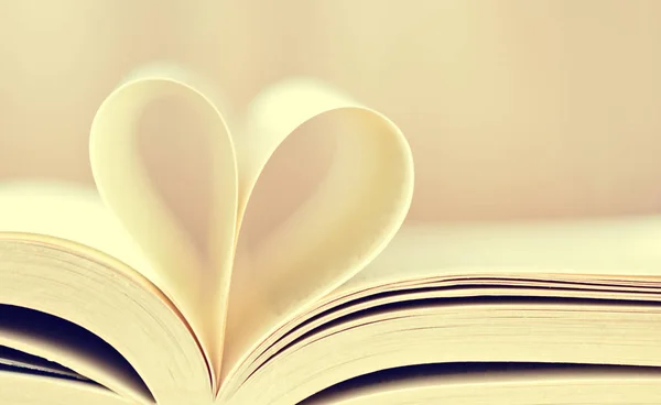 Corazón Una Página Libro Primer Plano — Foto de Stock