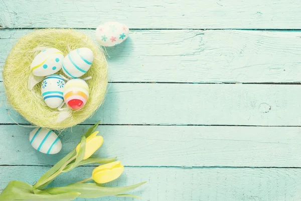 Velikonoční Vejce Hnízdě Barevném Dřevěném Pozadí — Stock fotografie