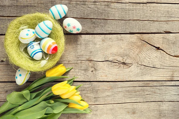 Yuvadaki Paskalya Yumurtaları Renkli Ahşap Arka Planda — Stok fotoğraf