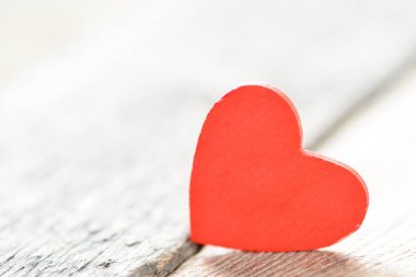 Ahşap arka plan üzerinde kalp. Arka plan tarzında bir Sevgililer günü. Ahşap arka plan üzerinde kalp