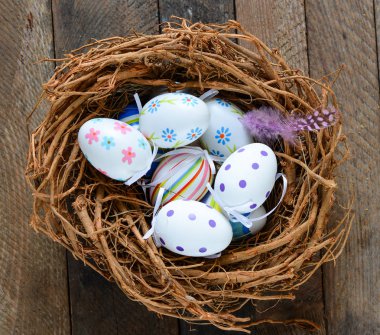 Paskalya yumurtası ve çiçekleri