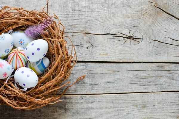 Velikonoční vajíčka a květiny — Stock fotografie