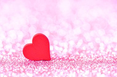 Ahşap arka planda kırmızı kalpler