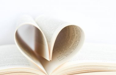 Kitap kalp form sayfalarıyla açıldı