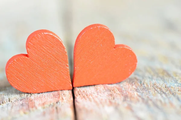 Rode harten op houten achtergrond — Stockfoto