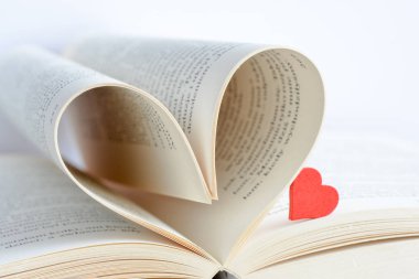 Kitap kalp form sayfalarıyla açıldı