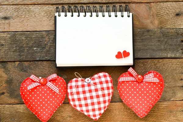 Red Hearts Empty Notepad Wooden Background — Stock Photo, Image
